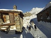 Speení projídla alpskými vysokohorskými vískami. Na snímku výcar Marc Tercier vede psy skrz vesnici L'Ecot.