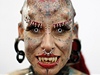 Mary Jose Cristerna, mexická tattoo star známá jako Upíí ena, má tlo nejen plné tetování vech barev a velikostí. Její pokoka je propíchaná i adou piercing, na hlav si nechala udlat nkolik titanových roh a zbrousila si zuby.