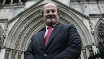 Salman Rushdie. Spisovatel (na archivním snímku z roku 2008) je pro muslimy nepřijatelný kvůli své knize Satanské verše. | na serveru Lidovky.cz | aktuální zprávy