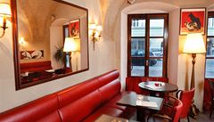 Cafe de Paris  a jeho jednoduchý, útulný interiér.