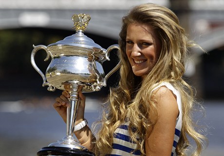 Bloruská tenistka Viktorie Azarenková s trofejí pro vítzku Australian Open