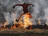 Závodník skáe pes plameny, aby se za pár metr ponoil do vody