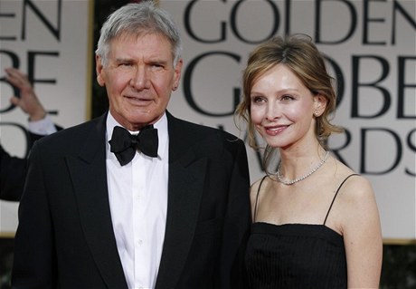 Harrison Ford a jeho manelka Calista Flockhartová na letoním pedávání Zlatých glób