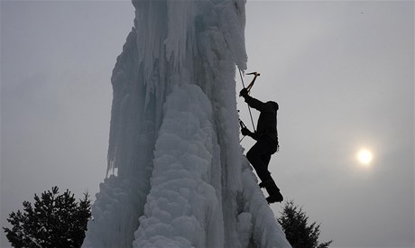 Obí rampouch stojí v Zásad na Jablonecku. O víkendu se na nm uskutení závody v lezení.