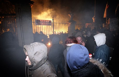 ást protestujících házela smrem do areálu úadu vlády pyrotechniku.