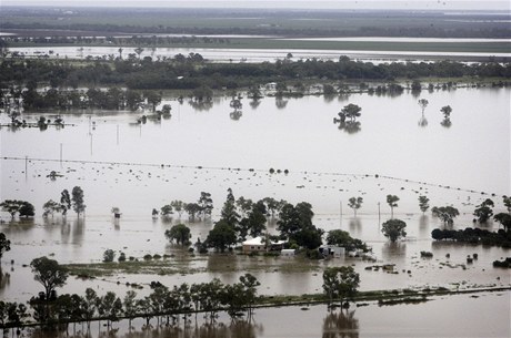 Záplavy odízly od okolí tisíce lidí na jihovýchod Austrálie