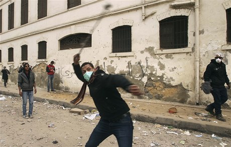 Nové stety mezi egyptskou policií a demonstranty ádajícími konec vojenské moci se rozhoely v Káhie v Suezu na severovýchod zem.