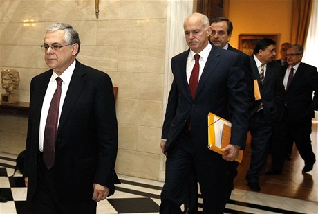 Premiér Lucas Papademos (vlevo) a pedsedové stran jednají v Aténách o osudu ecka.