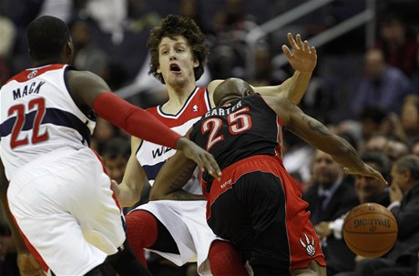 eský basketbalista Washingtonu Wizards Jan Veselý (uprosted) je v zápase NBA faulován Anthonym Carterem (vpravo) z Toronta Raptors