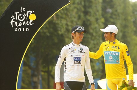 panlský cyklista Alberto Contador (vpravo) piel kvli dopingu také o pedloské vítzství na Tour de France