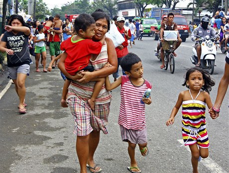 Filipínci po zemtesení utíkali, báli se tsunami.