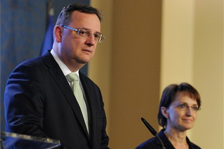 Premiér Petr Neas (vlevo) a ministryn kultury Alena Hanáková vystoupili 1. února na tiskové konferenci po jednání vlády. 