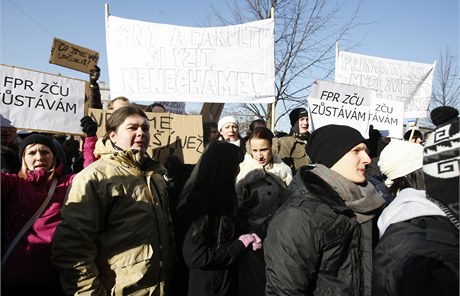 Mezi transparenty se objevilo i heslo, e "Pravda a láska musí zvítzit nad lí a nenávistí.". 