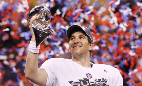 Hrái New Yorku Giants vyhráli potvrté v historii klubu Super Bowl. Na snímku Eli Manning s trofejí. 