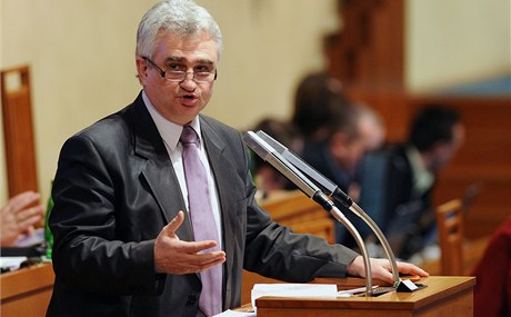 Pedseda Senátu Milan tch hovoí na schzi horní komory parlamentu.