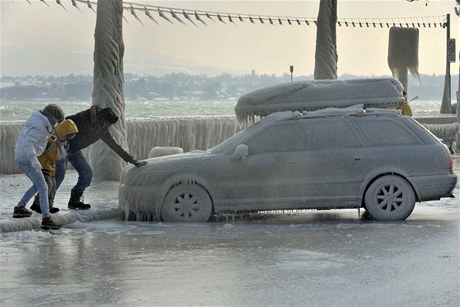 Zamrzlé auto u enevského jezera ve výcarsku