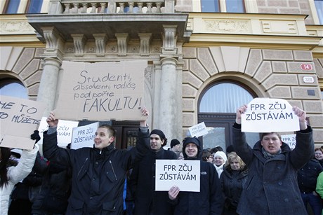 Tém kadý student si s sebou pinesl njaký transparent.