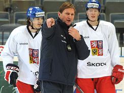 Zleva tonk Jan Kol. trenr Alois Hadamczik a obrnce Jakub Krejk na srazu esk hokejov reprezentace ped vdskmi hrami, tetm turnajem serilu Euro Hockey Tour