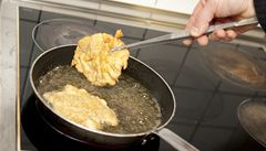 4  Smaíme z obou stran na peputném másle (pípadn sádle), ne ve fritovacím hrnci. 