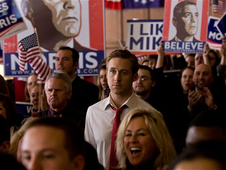 Sbohem, ideály. Stephen Myers (Ryan Gosling) u o vysoké politice ví své. 