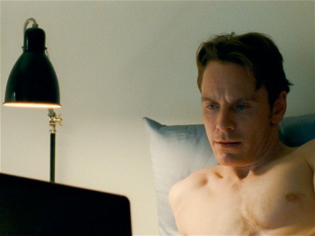 Otrok svého tla. Úporný perfekcionalista Brandon (Michael Fassbender) 