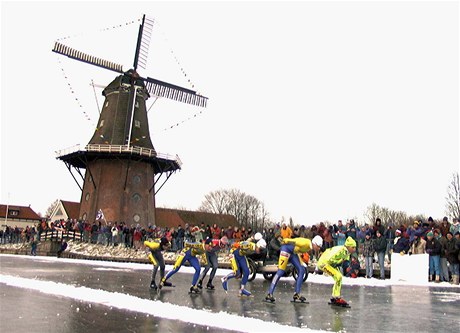 Bruslaský maratonský závod na kanálech kolem jedenácti mst s názvem Elfstedentocht se konal naposledy ped patnácti lety (archivní foto ze 4. ledna 1997). 