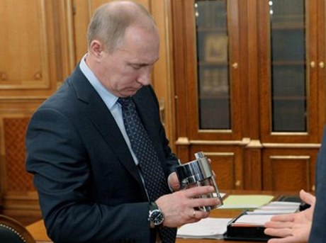 Vladimir Putin se dívá na údajnou vodu z jezera Vostok