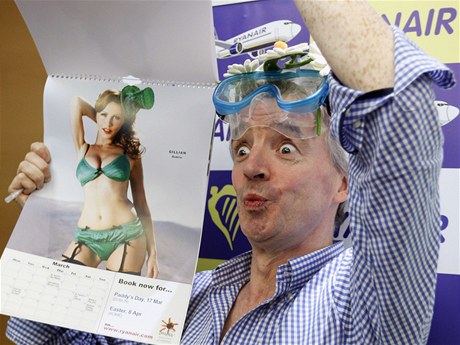 editel spolenosti Ryanair Michael O'Leary s charitativním kalendáem pro rok 2012.