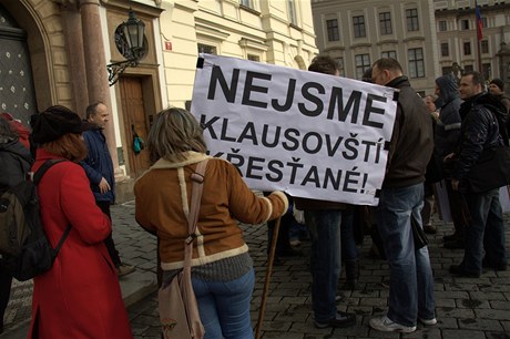 Protestní shromádní proti Dominiku Dukovi ped Arcibiskupským palácem v Praze