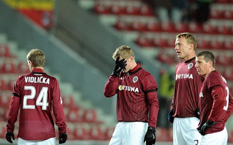 Pípravný fotbalový zápas Sparta - Banská Bystrica. Hrái Sparty (zleva) Vlastimil Vidlika, Jakub Brabec, Jií Jaroík a Manuel Pami ernou páskou vzdávají hold zesnulému Lukái Pibylovi.