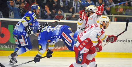 HC Kometa Brno - HC Slavia Praha. Zleva Radek Dlouhý a Radim Biánek z Brna, vpravo vpedu Jií Doleal ze Slavie.