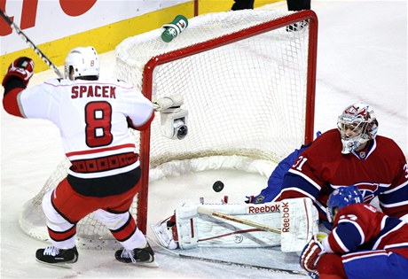 eský hokejista Jaroslav paek se v NHL trefil proti svému bývalému klubu Montrealu a pomohl Carolin k vítzství 
