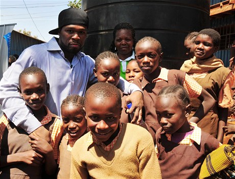Raper 50 Cent s áky ve kole v chudinské tvrti Nairobi