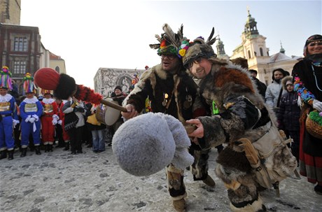 Prvodem masek byly 11. února na praském Staromstském námstí zahájeny slavnosti Carnevale Praha 2012. 