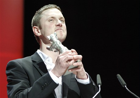 Dánský herec Mikkel Boe Foelsgaard získal na Berlinale Stíbrného medvda za nejlepí herecký výkon ve filmu Královská aféra.