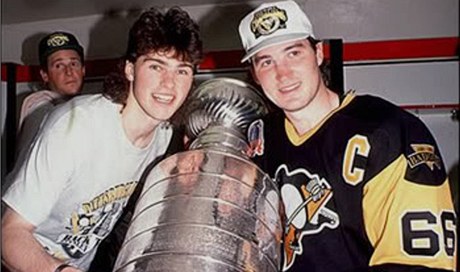 Jaromír Jágr a Mario Lemieux po druhém spoleném triumfu v roce 1992.