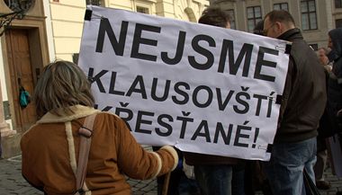 Protestn shromdn proti Dominiku Dukovi ped Arcibiskupskm palcem v Praze