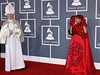 Pape s ervenou Karkulkou? Ne, to je jen hiphopová rapperka Nicki Minajová v atech od Versaceho a její doprovod.
