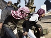 Libyjtí rebelové bojují v Rás Lanúfu. Snímek ruského fotografa zvítzil v kategorii Aktualita.