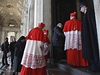 Kardinálové se shromaují v Bazilice.