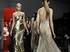 Modelky pedvádjí aty libanonské návrháky Reem Acry.
