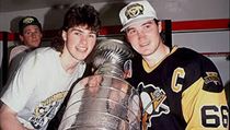 Jaromr Jgr a Mario Lemieux po druhm spolenm triumfu v roce 1992.