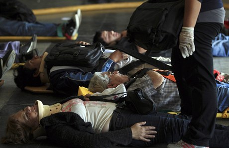 Záchranái zasahují u nehody pímstského vlaku v Buenos Aires, kde podle úad zahynulo 49 lidí a 600 je zranno