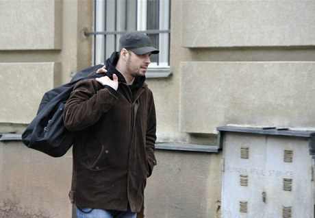 Výtvarník David Hons vystupující pod jménem Roman Týc nastoupil odpoledne do pankrácké vznice v Praze. 