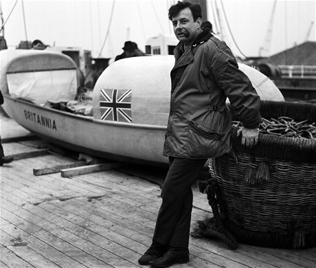 John Fairfax na archivním snímku z roku 1969, kdy jako první lovk vesloval napí Atlantikem.
