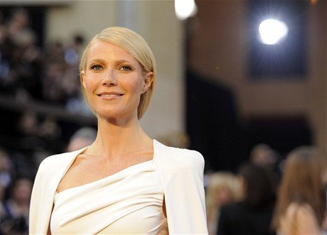 Gwyneth Paltrow oblékla smetanov bílou veerní róbu od Toma Forda.