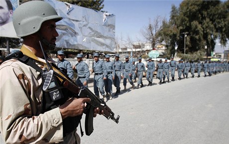 Afgántí policisté pochodují k protiamerické demostraci na východ Kábulu
