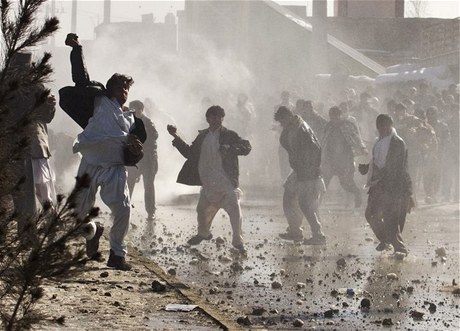 Rozzuený dav zasypal americkou základnu v Kábulu kamením 