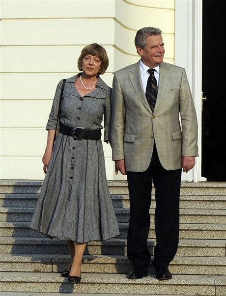 Joachim Gauck a Daniela Schadtová na snímku z roku 2010 ped berlínským prezidentským palácem Bellevue 