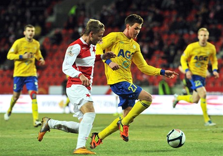 Slavia Praha - FK Teplice. Hrá Slavie Róbert Cicman (vlevo) a teplický hrá Egon Vch.